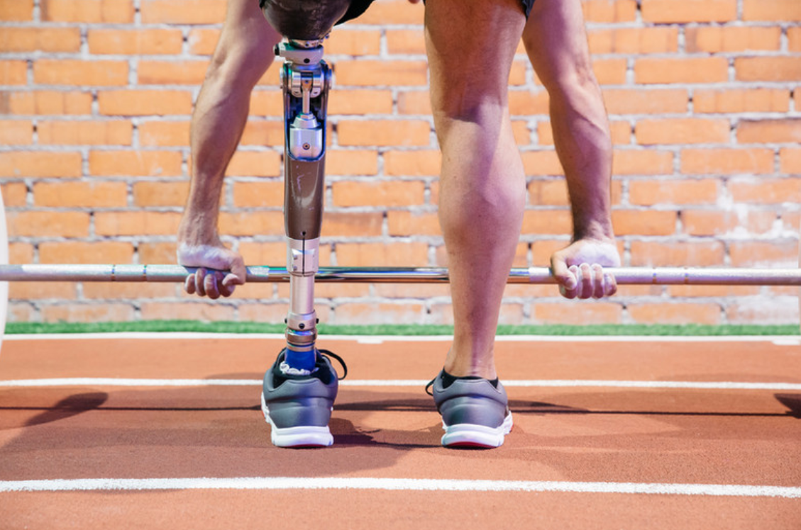 inspiring amputee overcoming adversity by lifting weights